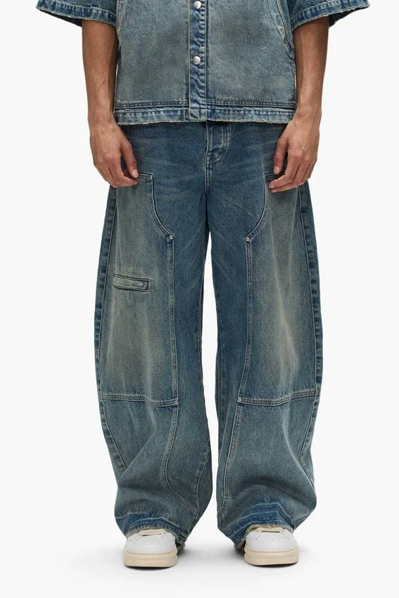 Arbetsjeans med utsvängda ben