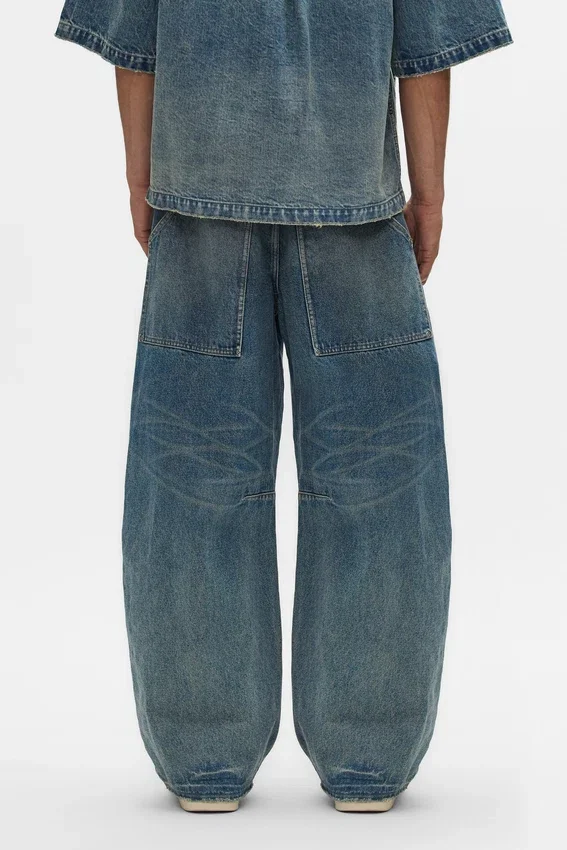 Arbetsjeans med utsvängda ben
