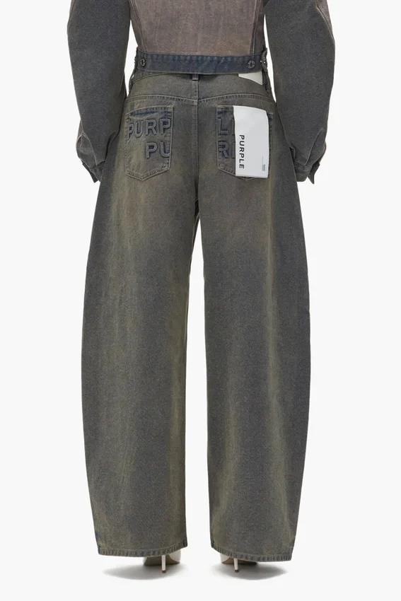 Baggy med präglat logo