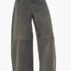 Baggy med präglat logo