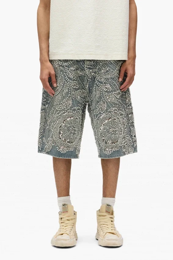 P070 Handpärlade shorts med kristallutsmyckning