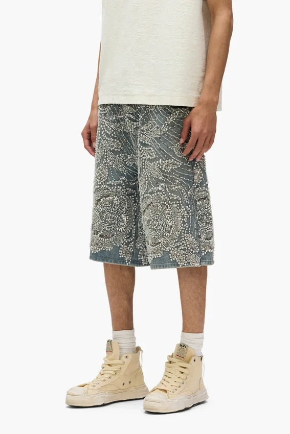P070 Handpärlade shorts med kristallutsmyckning