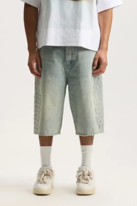 P070 Shorts med präglat monogram