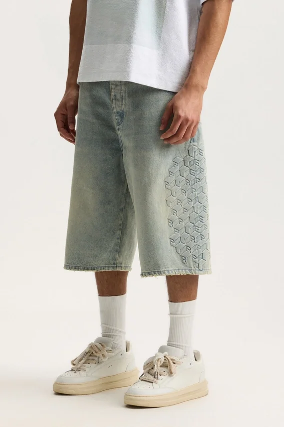 P070 Shorts med präglat monogram