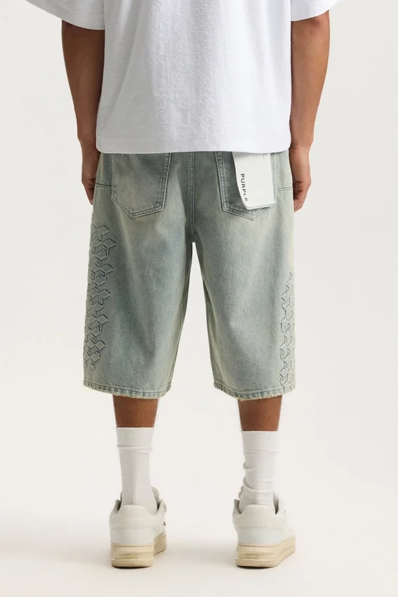 P070 Shorts med präglat monogram
