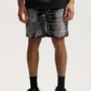 Shorts med slitna kristaller runt om
