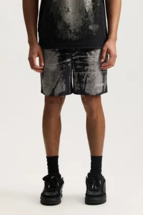 Shorts med slitna kristaller runt om