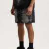 Shorts med slitna kristaller runt om