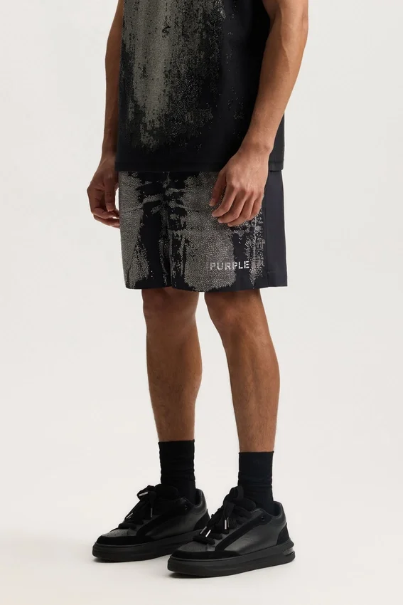 Shorts med slitna kristaller runt om