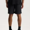 Shorts med slitna kristaller runt om