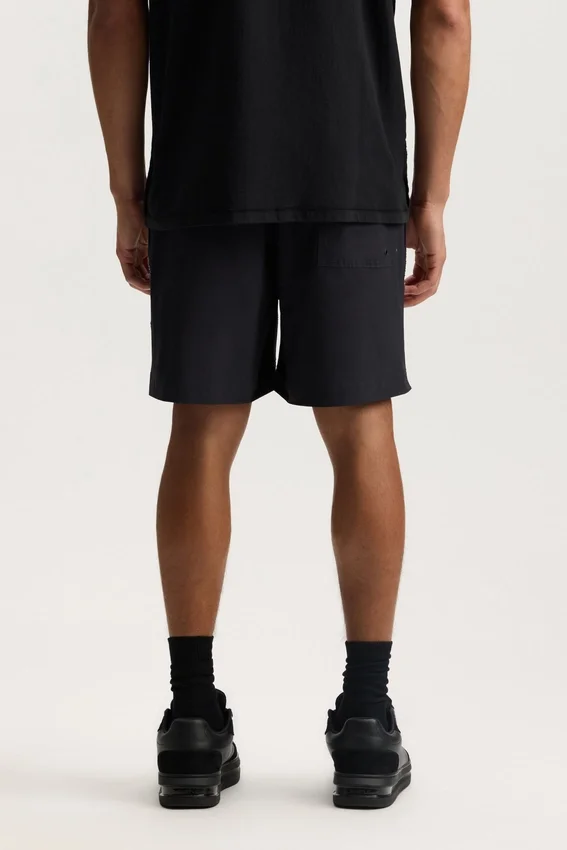 Shorts med slitna kristaller runt om