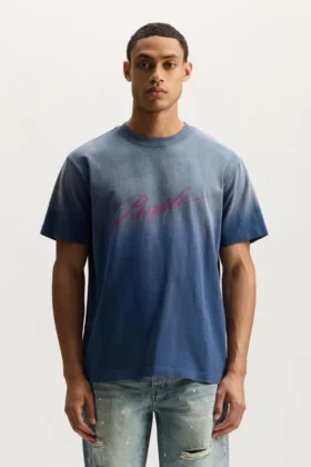 T-shirt med snedställd skrift