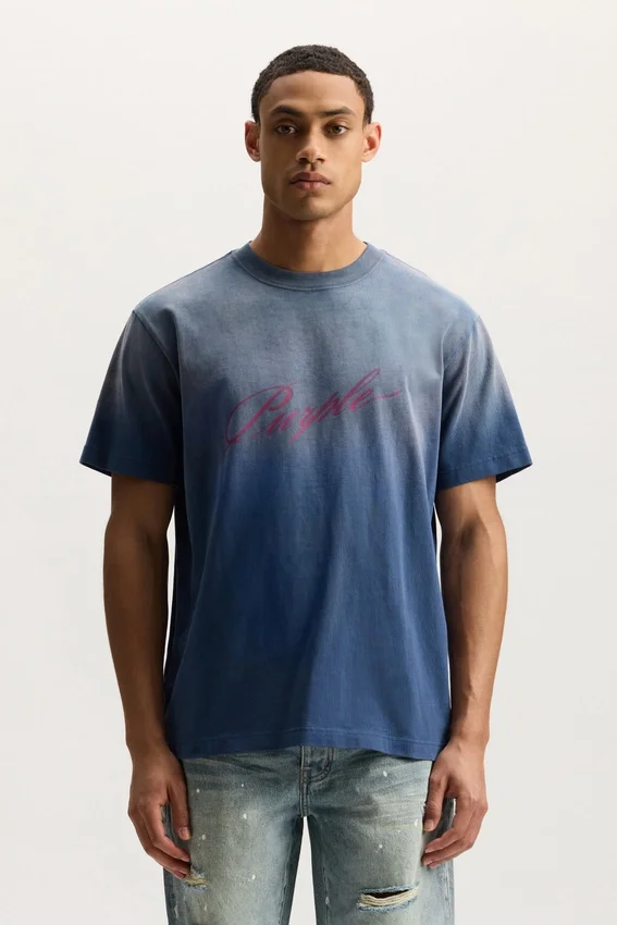 T-shirt med snedställd skrift