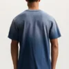 T-shirt med snedställd skrift