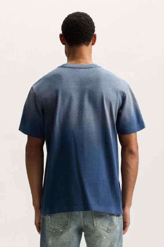 T-shirt med snedställd skrift
