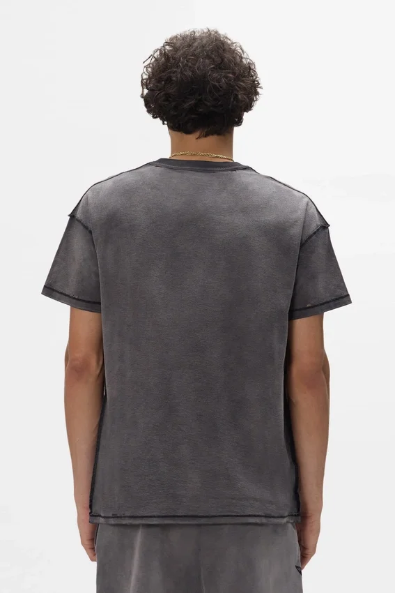T-shirt med stenciltryckt logotyp